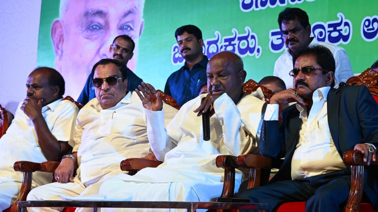 JD(S) supremo and former PM H D Deve Gowda speaks at an introspection meeting of the party in Bengaluru on Thursday. Party leaders H D Kumaraswamy, C M Ibrahim and Zafrulla are seen. Credit: DH Photo