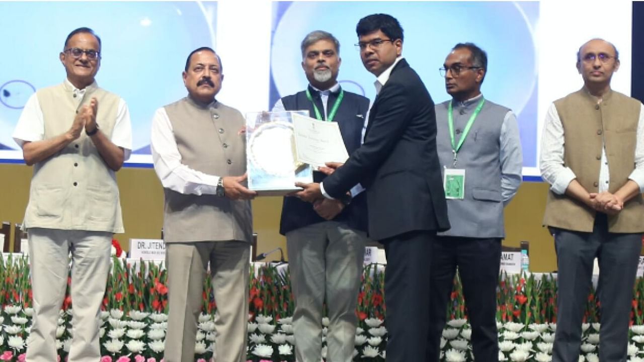 Prof T Govindaraju receiving the National Technology Award for Translational Research from Dr Jitendra Singh, MoS for Science and Technology. Credit: Special Arrangement