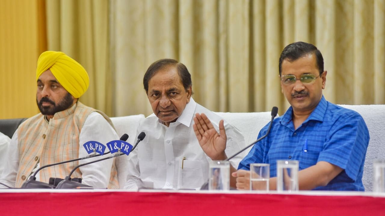 KCR (centre) attends a press conference with Bhagwant Mann (left) and Arvind Kejriwal (right). Credit: PTI Photo