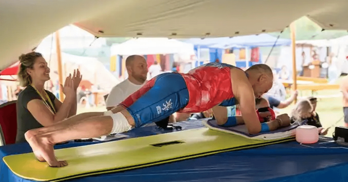 Český muž drží pozici prkna déle než 9 hodin a překonal tak Guinnessův světový rekord