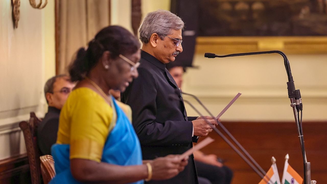 Praveen Kumar Srivastava being sworn in as the Central Vigilance Commissioner by President Droupadi Murmu, in New Delhi, Monday, May 29, 2023. Credit: PTI Photo