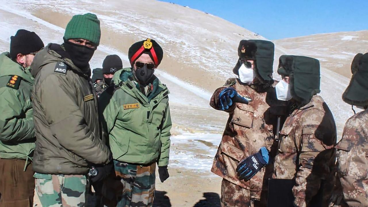 Indian and Chinese soldiers. Credit: PTI File Photo