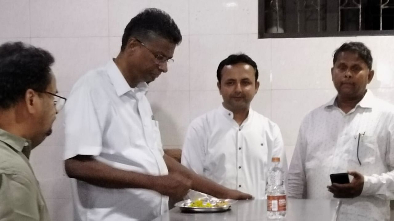 Public Works Department Minister Satish Jarkiholi having snacks at a canteen in Belagavi on Tuesday. Credit: Special arrangement