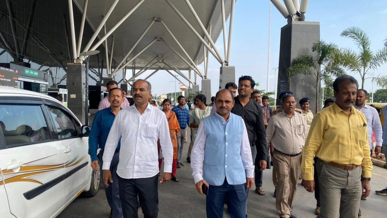 MP P C Mohan and Bengaluru Divisional Railway Manager Shyam Singh at the SMVT Bengaluru railway on Thursday. Credit: Special Arrangement