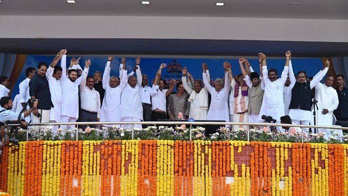 Opposition leaders at the swearing-in ceremony of the new Karnataka cabinet of ministers. Credit: DH Photos 