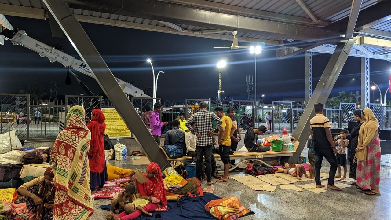 Passengers sleep on the platform of the SMVT Bengaluru railway station on Saturday following the cancellation of trains to Howrah and other places. Credit: DH Photo