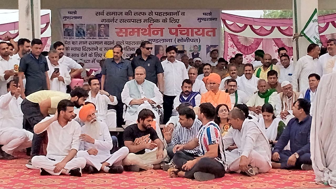 Wrestler Bajrang Punia, farmer leader Gurnam Singh Chaduni, former J&K governor Satya Pal Malik, Bhim Army chief Chandra Shekhar Azad Ravan, RLD leader Jayant Chaudhary and others during a Sarva Samaj panchayat. Credit: PTI Photo