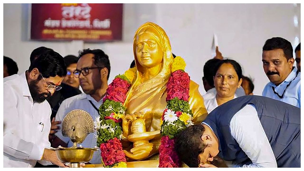 Maharashtra Chief Minister Eknath Shinde and Deputy Chief Minister Devendra Fadnavis pay tribute to Ahilyabai Holkar on her birth anniversary, in Ahmednagar, on May 31, 2023. Credit: PTI Photo