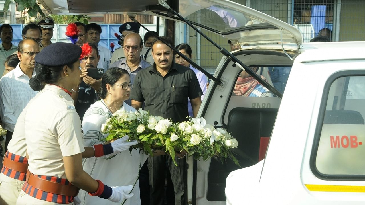 West Bengal Chief Minister Mamata Banerjee paid homage to the victims of the Odisha train accident at the Toll Plaza in Kolkata on Monday, June 5, 2023. Credit: IANS Photo