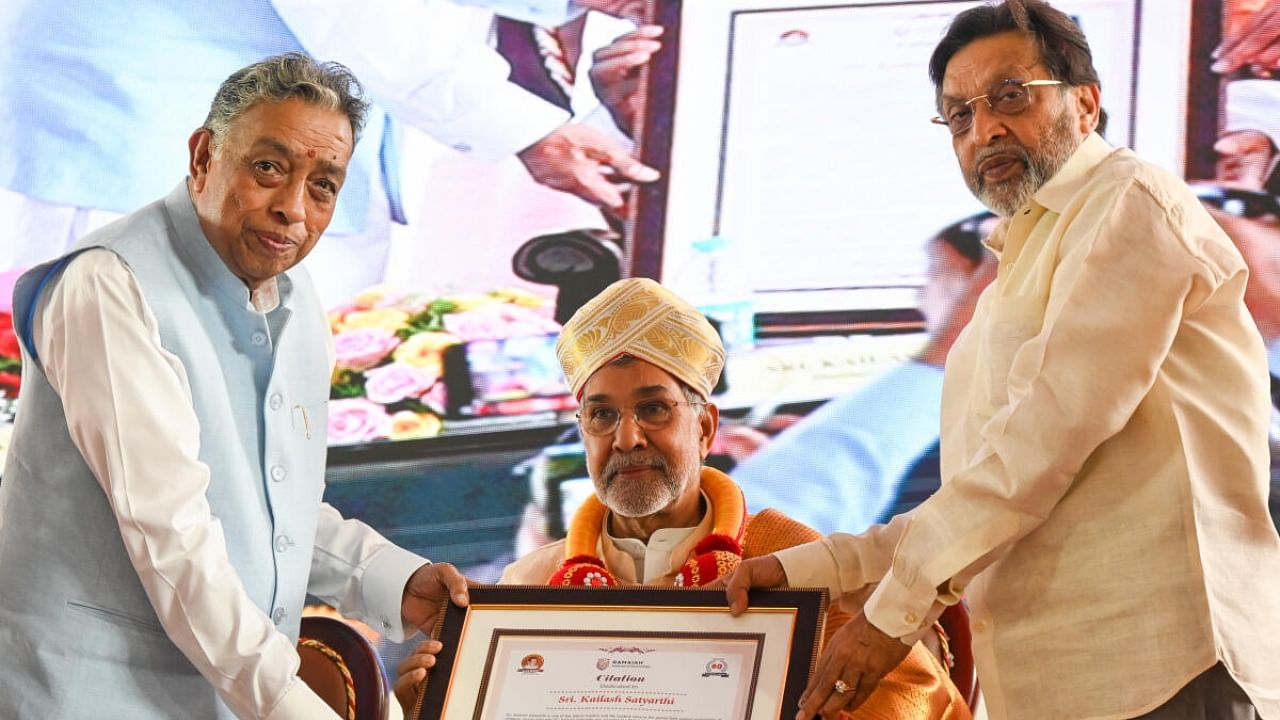 Gokula Education Foundation Chairman Dr. M R Jayaram(Ext. Left) and Vice Chairman and RIT Director M R Seetharam (Ext. Right) are felicitating ‘Nobel laureate and human rights activist Kailash Satyarthi’. Credit: DH Photo/ B H Shivakumar