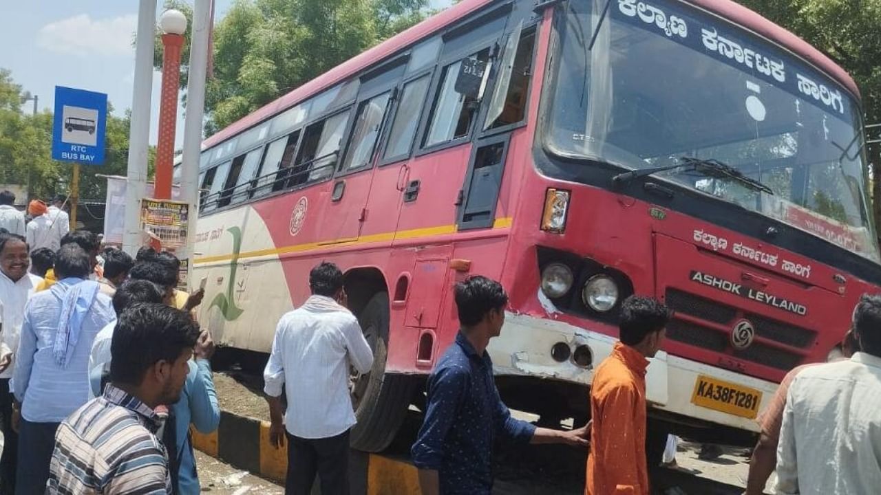 Suryavamshi rammed the bus into the road divider in Aurad on Monday. Credit: DH Photo
