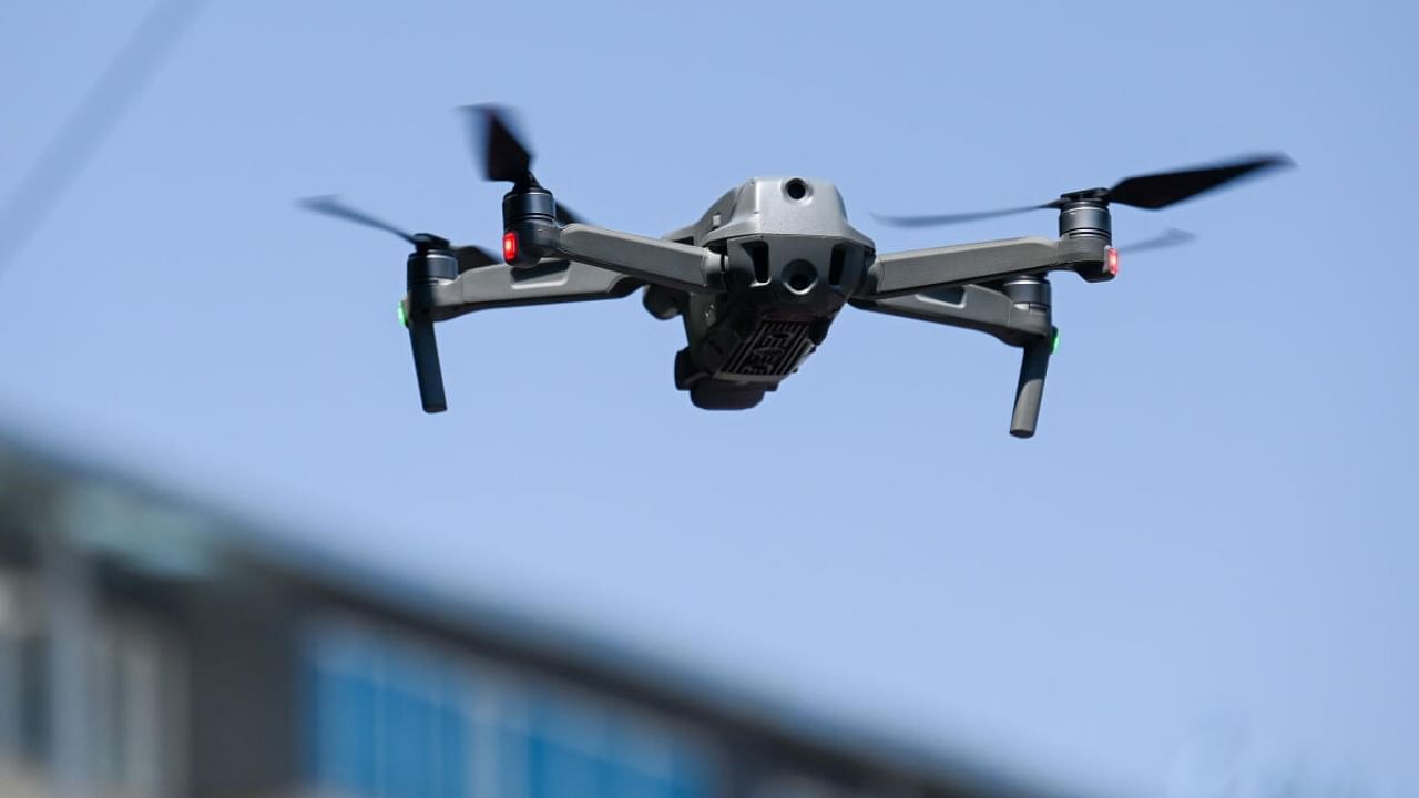 A man flies a drone at a political rally in Bengaluru on Wednesday, April 19, 2023. Credit: DH Photo/Pushkar V