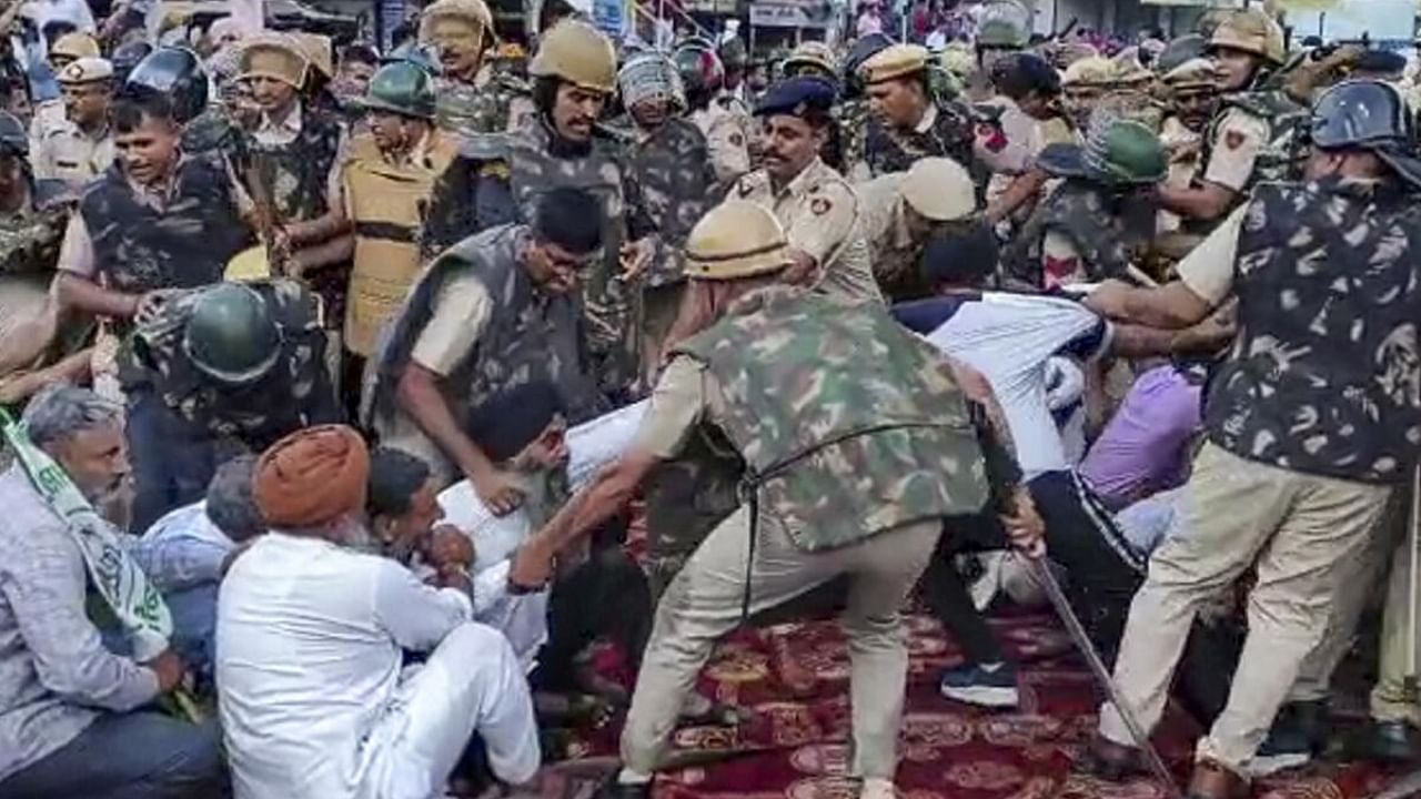 Police personnel detain farmers during their protest against the Haryana government’s decision to not buy sunflower seeds on the minimum support price (MSP). Credit: PTI Photo