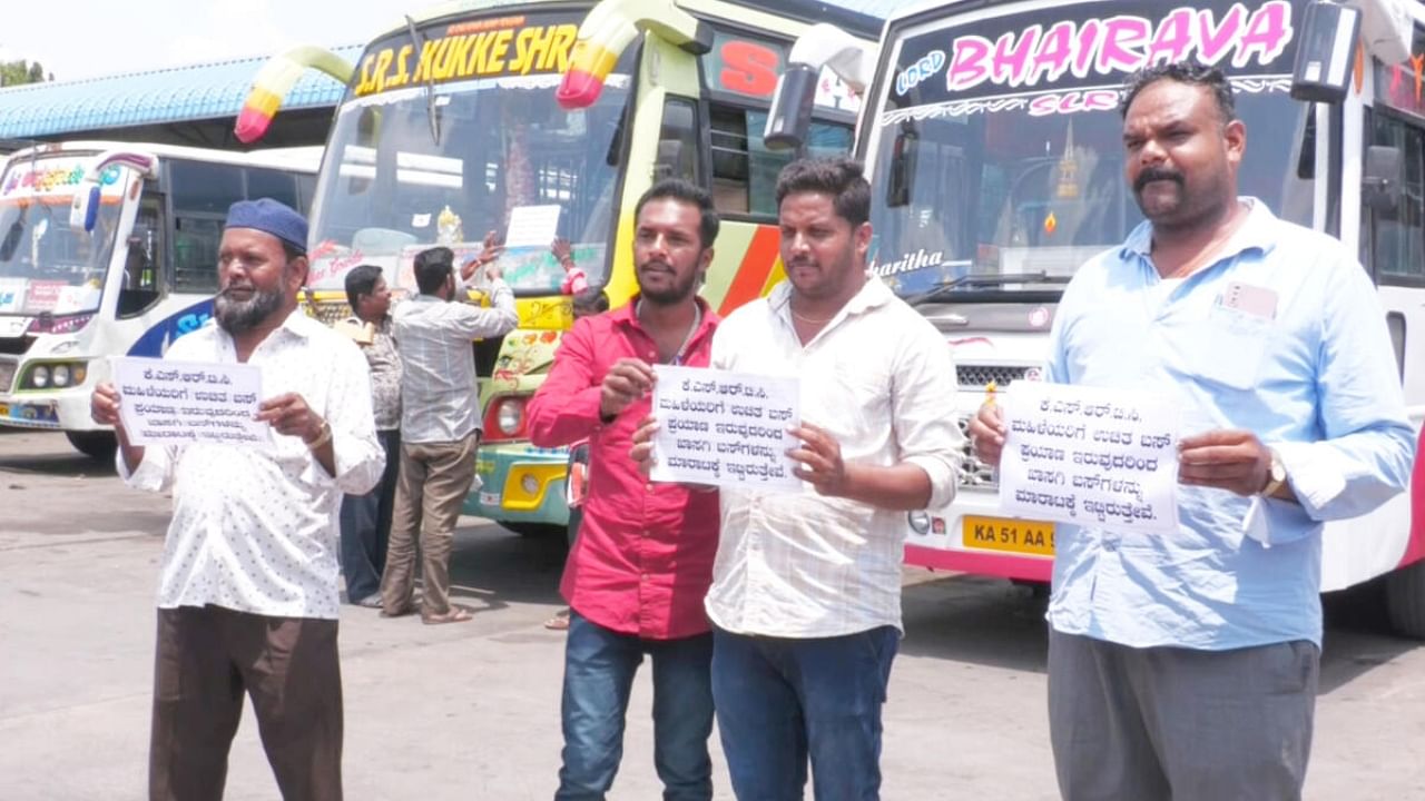 Private bus owners staged a protest at Tumkur's private bus stand on Tuesday. Credit: DH Photo