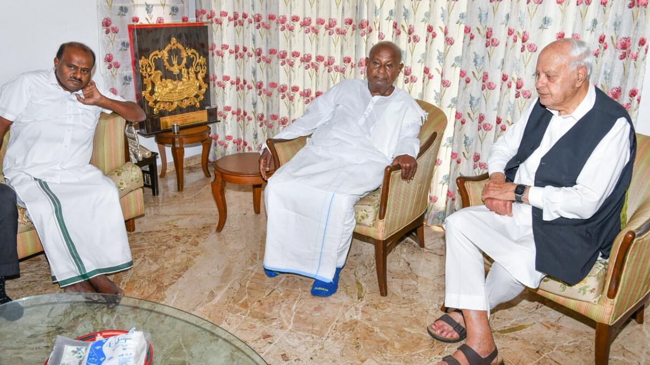 Former Chief Minister of Jammu-Kashmir Farooq Abdullah called on JD(S) national president and former prime minister H D Deve Gowda at his residence in Bengaluru on Wednesday. Party leader and former CM H D Kumaraswamy is seen. DH photo