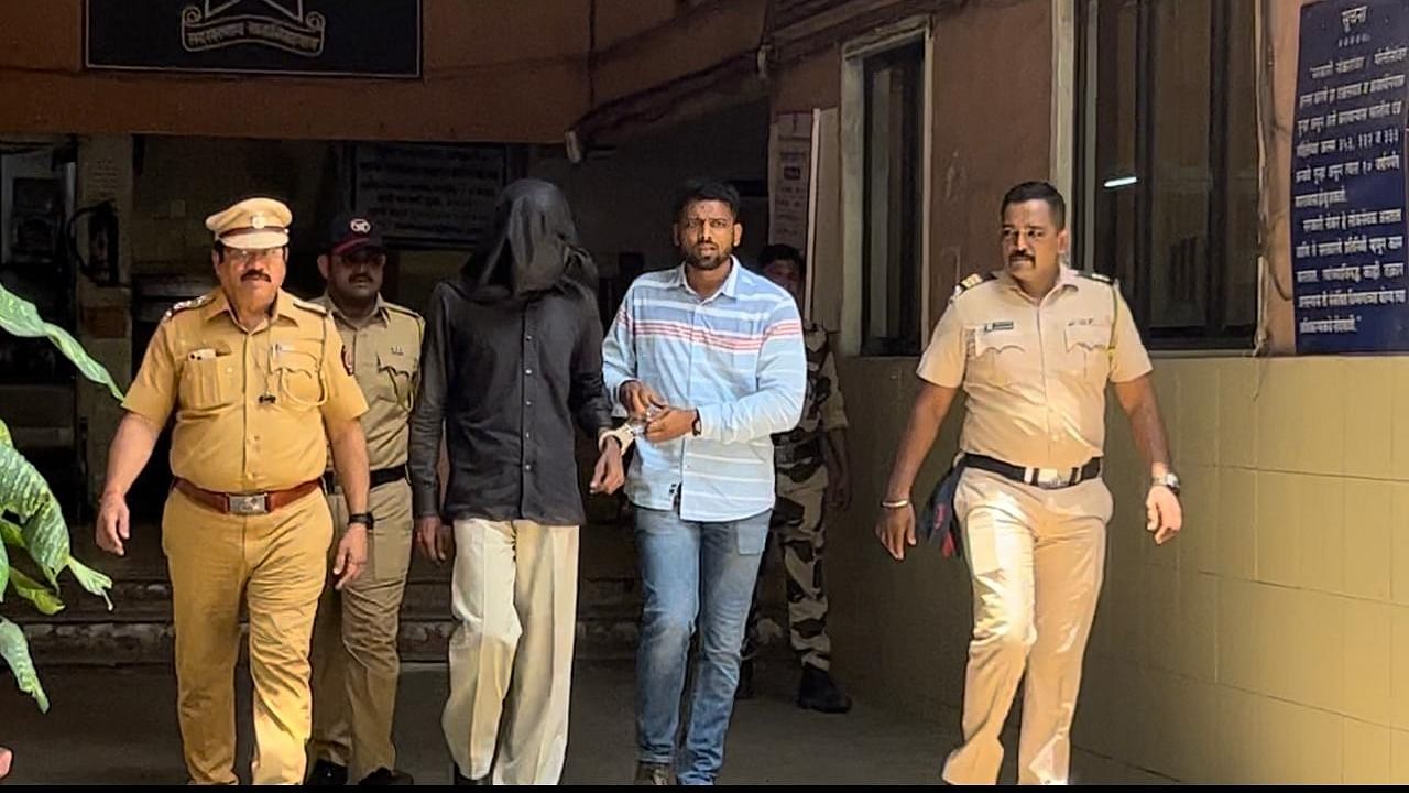 Accused Manoj Sane being escorted by Mira Road police. Credit: Special Arrangement