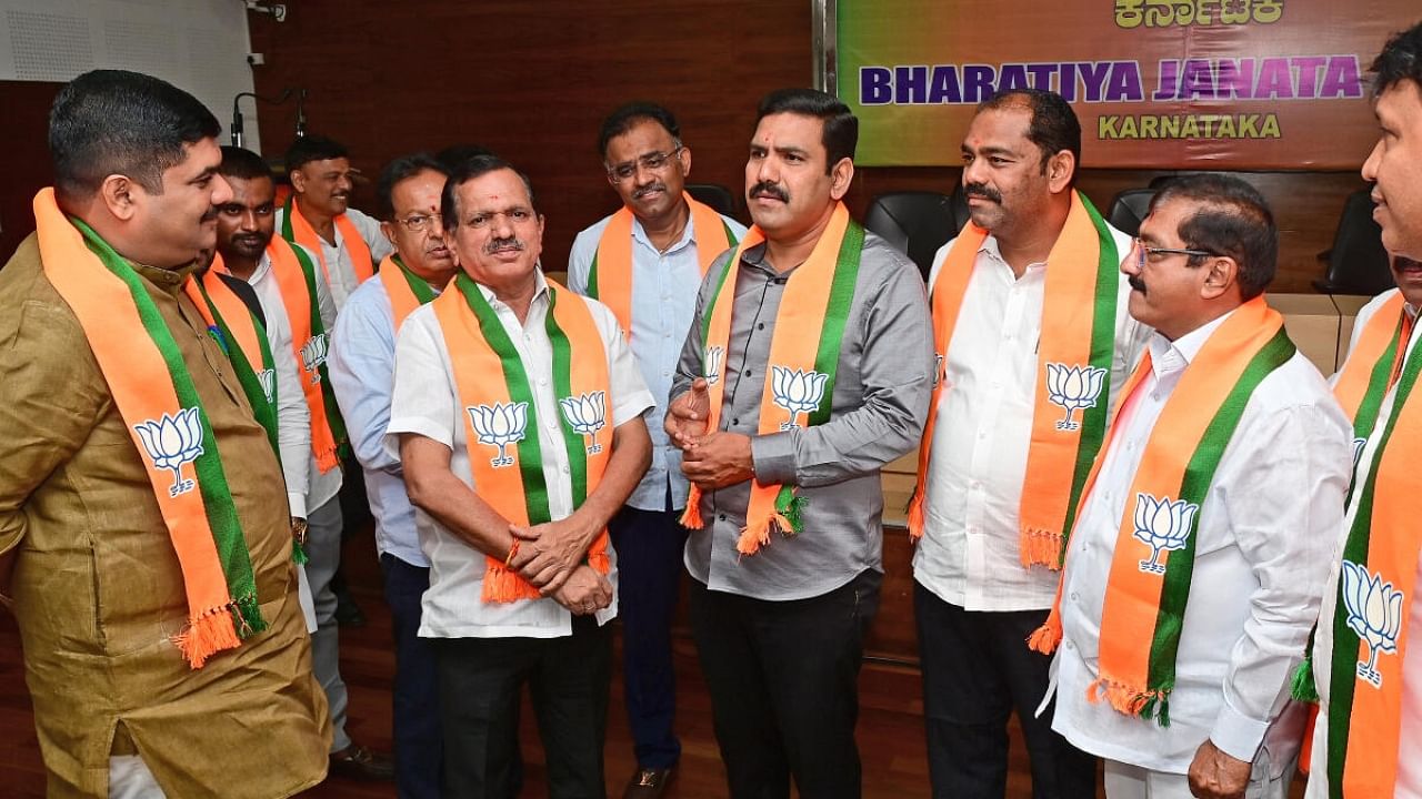 Newly elected BJP MLAs in a meeting organized by BJP at Jagannath Bhavan in Bengaluru. Credit: DH Photo