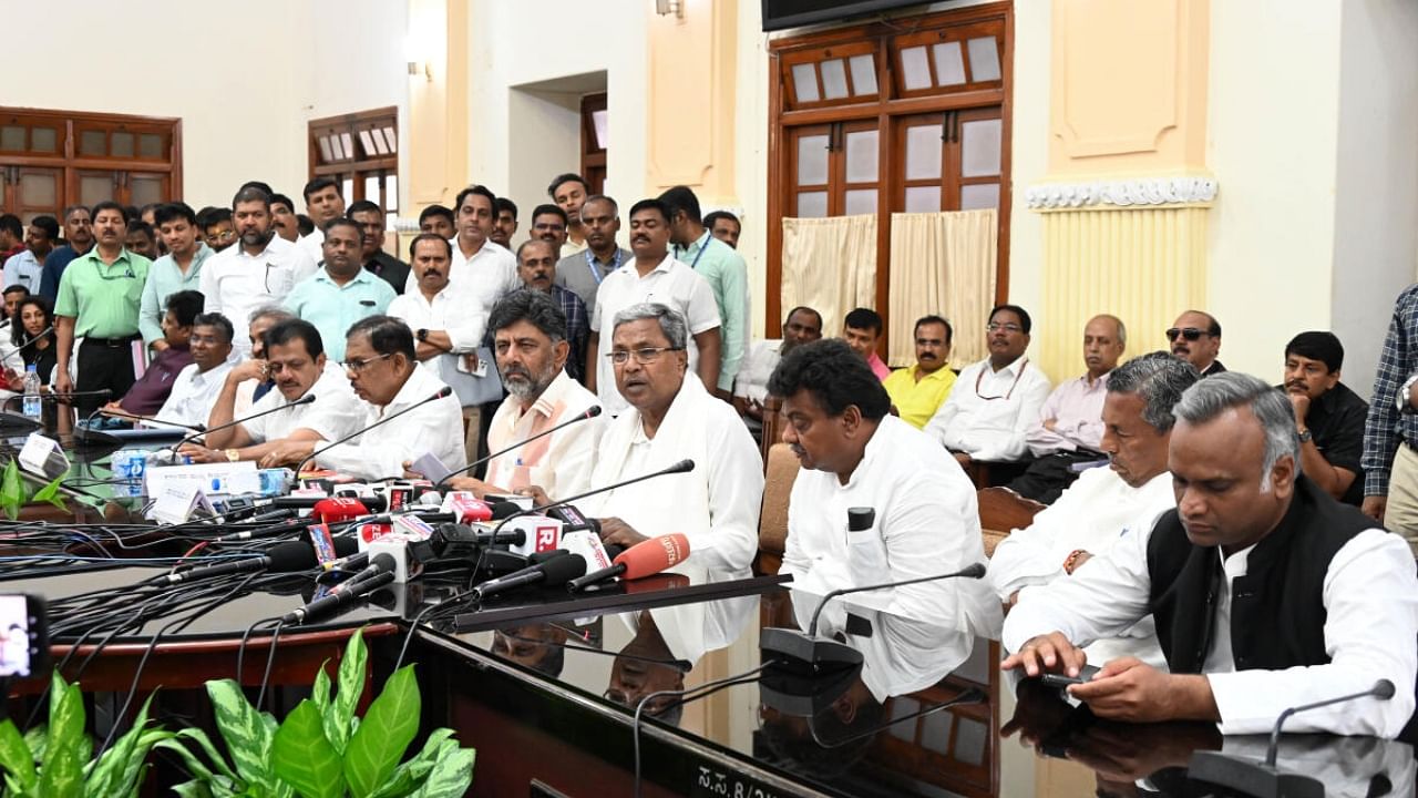 Chief minister Siddaramaiah and Deputy Chief Minister D K Shivakumar along with their cabinet ministers. Credit: DH Photo