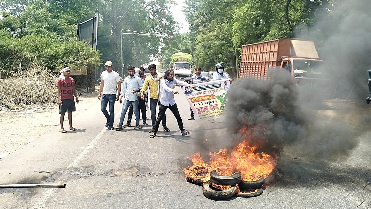 Students burn tyres and block a road during Jharkhand Bandh called in protest against State Government's recruitment policy, in Ranchi, Saturday, June 10, 2023. Credit: IANS Photo