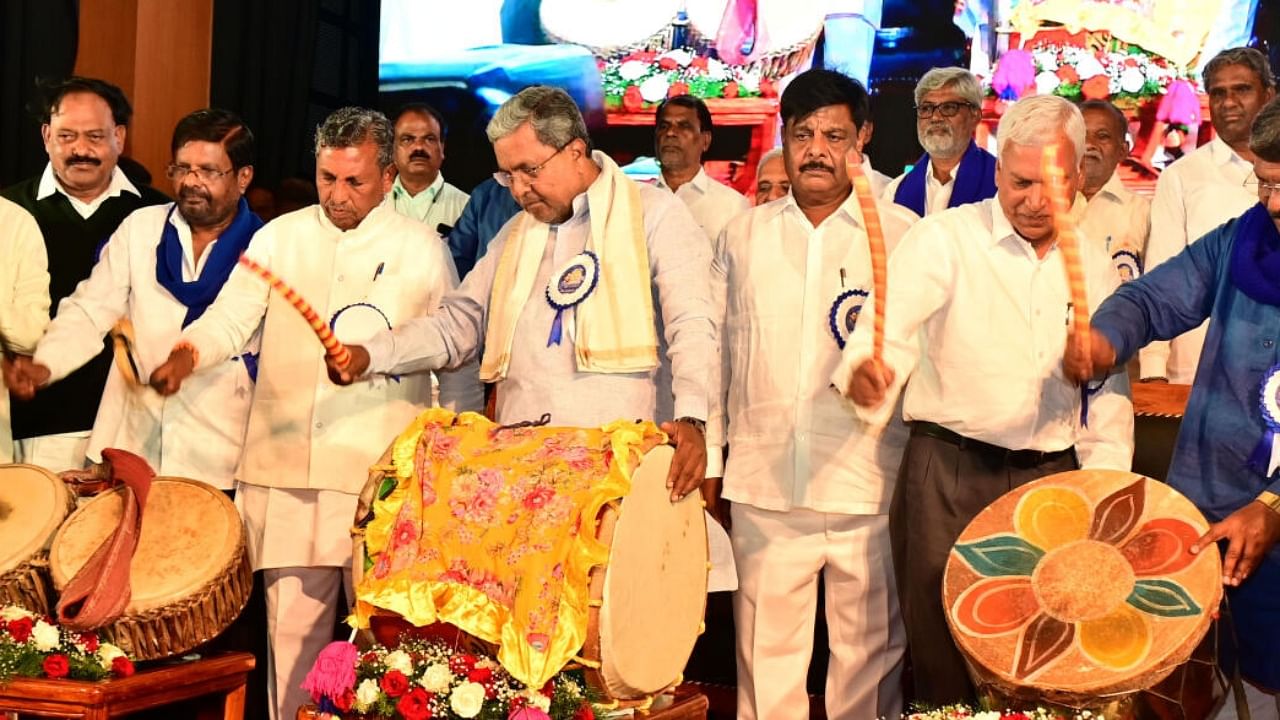 Chief Minister Siddaramaiah beats a drum to mark the inauguration of "Bheema Sankalpa" convention organised by Dalit bodies in Bengaluru on Friday. Ministers K H Muniyappa and H C Mahadevappa are seen. DH Photo/Kishor Kumar Bolar
