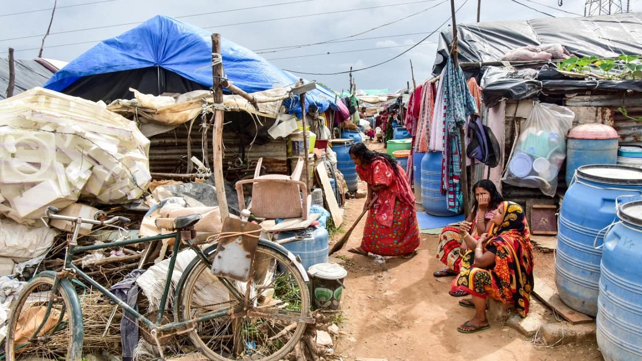 BBMP officials visit slum settlements before monsoon, urging residents to relocate. Credit: DH File Photo