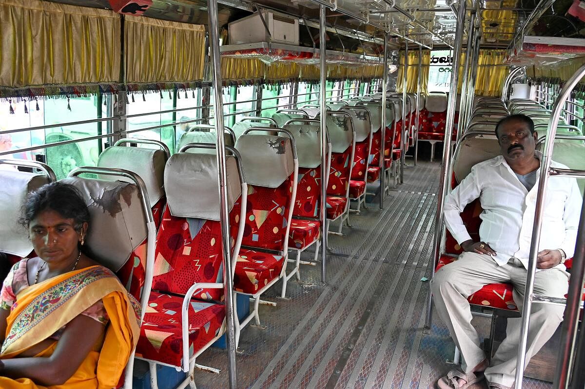 An almost empty private bus at Kalasipalya bus stand in Bengaluru on Sunday. DH Photo/PUSHKAR V