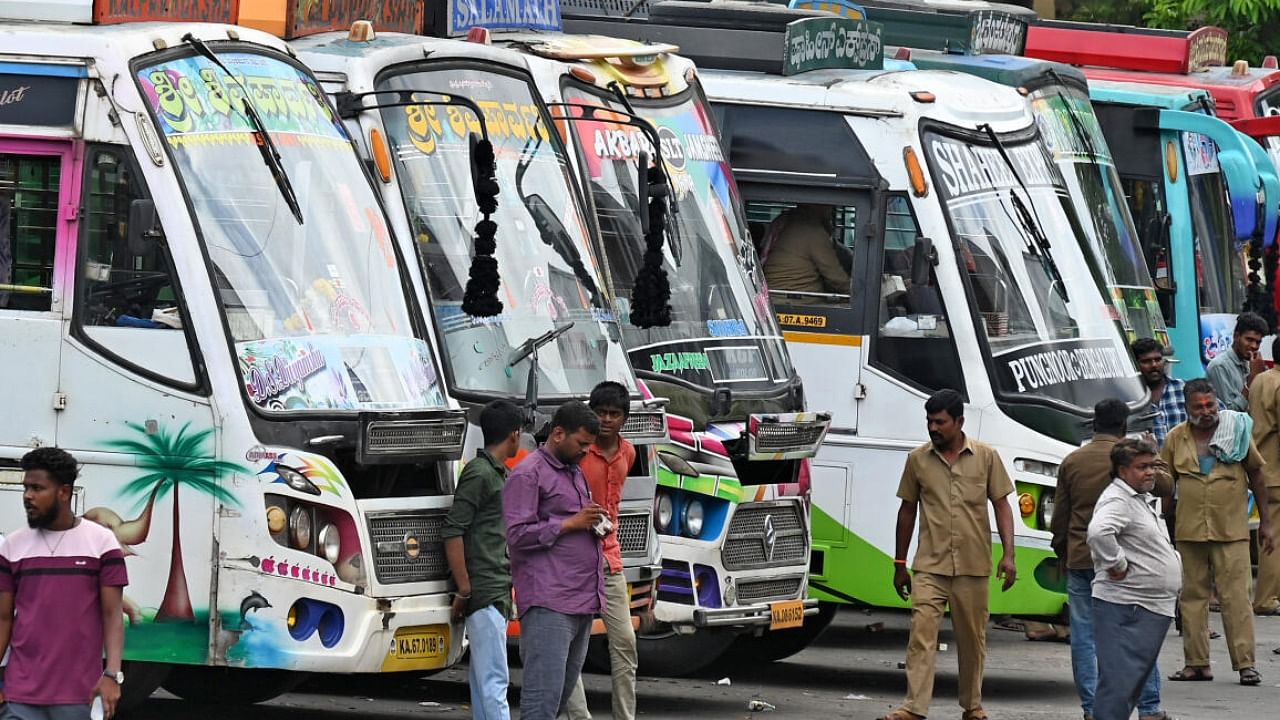 Empty buses and lack of commuters hit private bus operators at Kalasipalyam, Bengaluru following the launch of Government's Shakti Scheme. Credit: DH Photo/Pushkar V