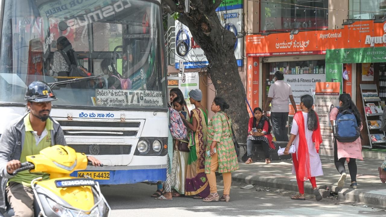 Women rush to catch BMTC Bus, due to Shakti scheme for women free bus travelling launched in Karnataka. Credit: DH Photo