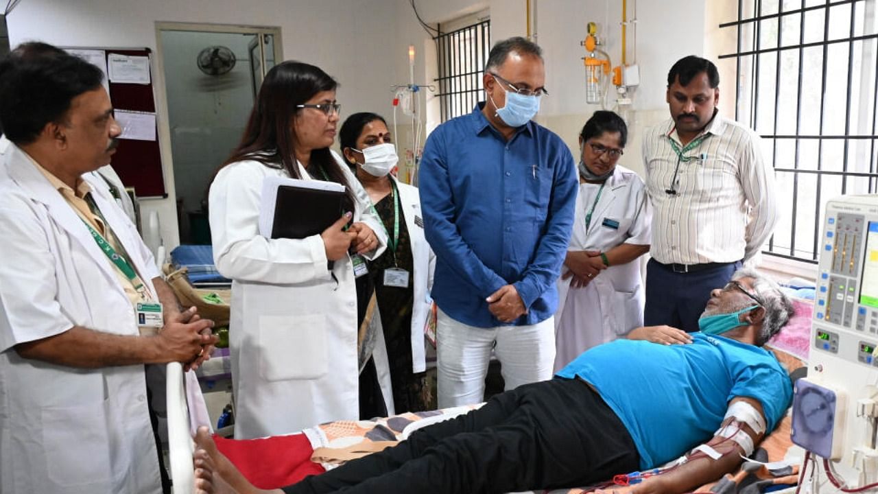 Health Minister Dinesh Gundu Rao during a visit to KC General on Wednesday. DH Photo/B K Janardhan