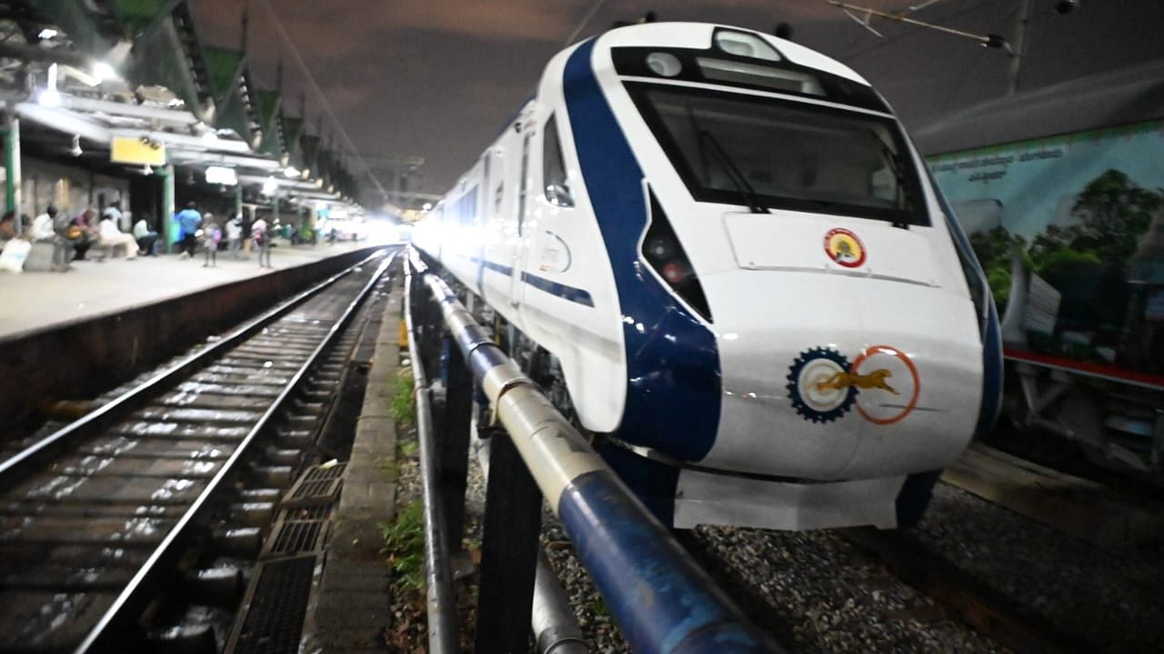 CAPTION: A Vande Bharat trainset is stationed on platform number 7 of the KSR Bengaluru railway station on Thursday. Credit: DH Photo/B H Shivakumar