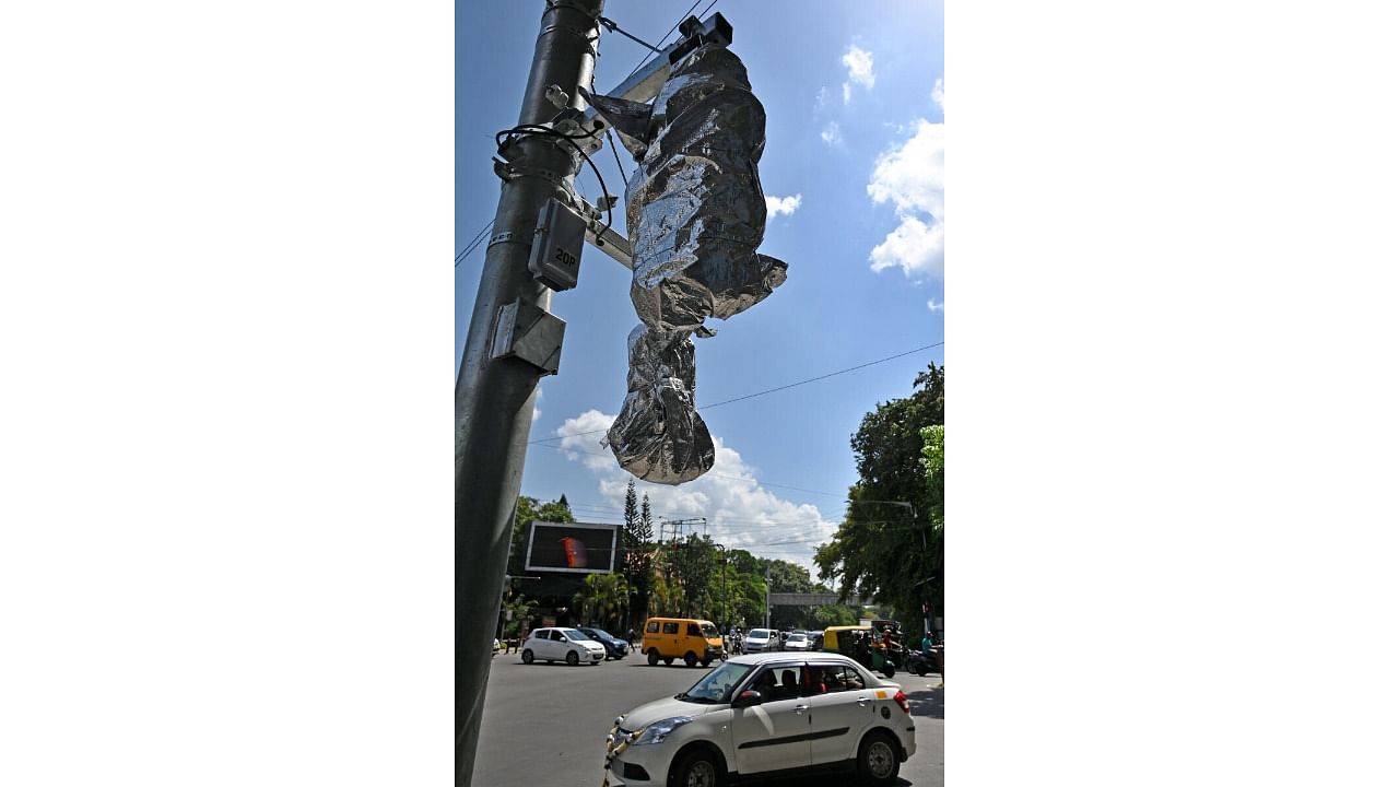 A smart signal in the Central Business District of Bengaluru. Till the unveiling later this year, the sensors will be covered in aluminium thermal covers to protect them from dust, moisture and heat to prevent damage. Credit: DH Photo/Pushkar V