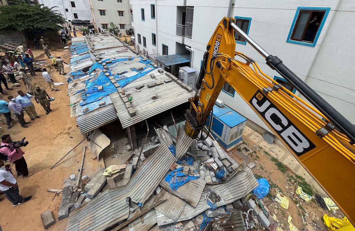 The BBMP takes up demolition drive against encroachment of storm water drain at Spice Garden layout, on Saturday. Credit: DH PHOTO/PUSHKAR V