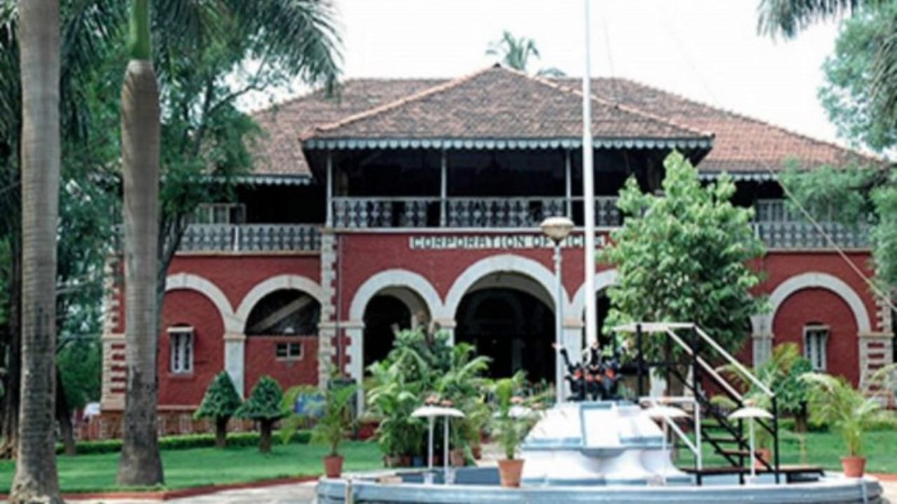 A view of the Hubballi Dharwad Mahanagara Palike building in Hubballi. Credit: DH File Photo