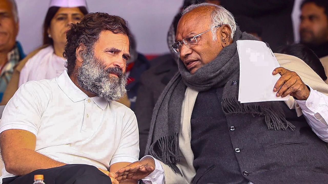 Congress leader Rahul Gandhi (L) and party chief Mallikarjun Kharge (R). Credit: PTI File Photo