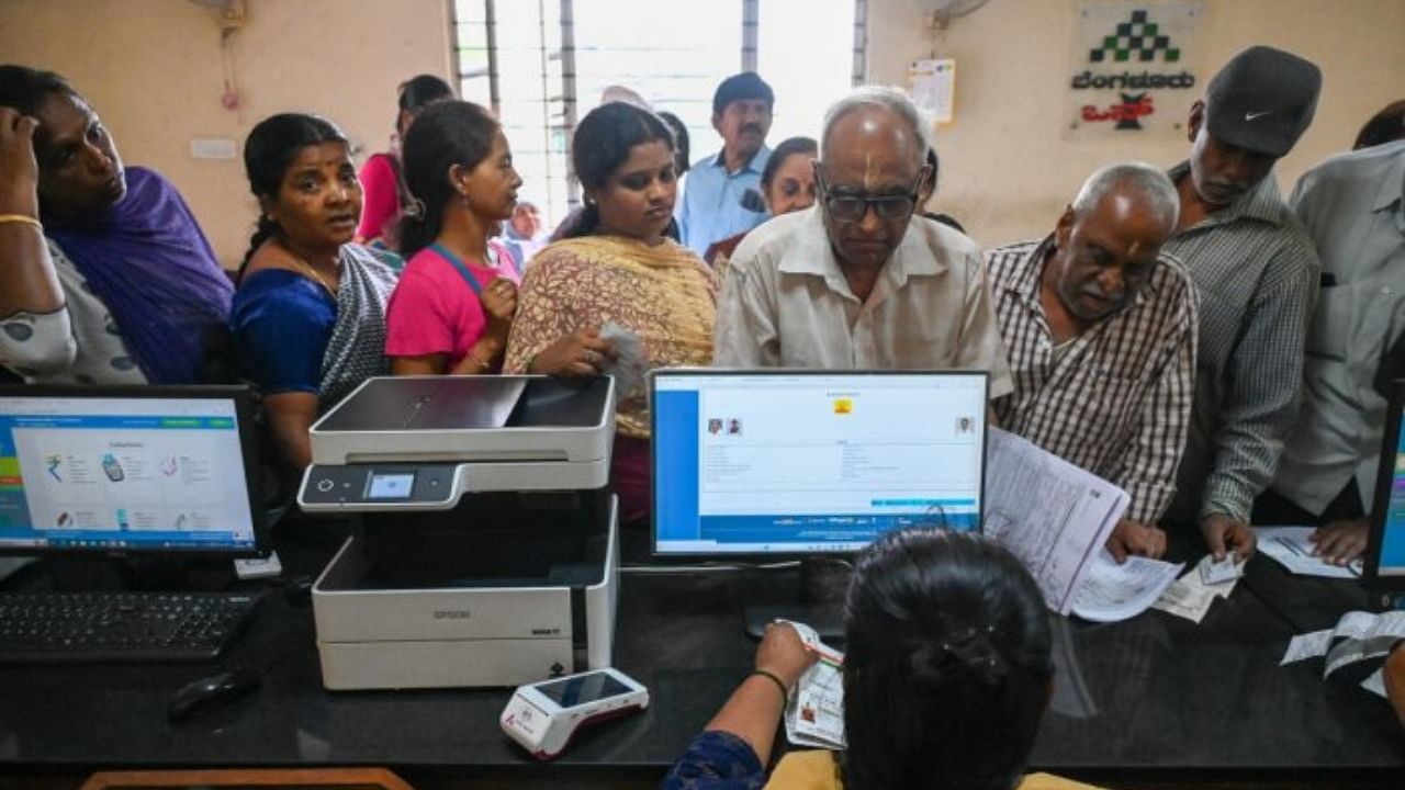 Citizens gather at a Bangalore One centre in Malleswaram on Monday. Credit: DH Photo/B H Shivakumar