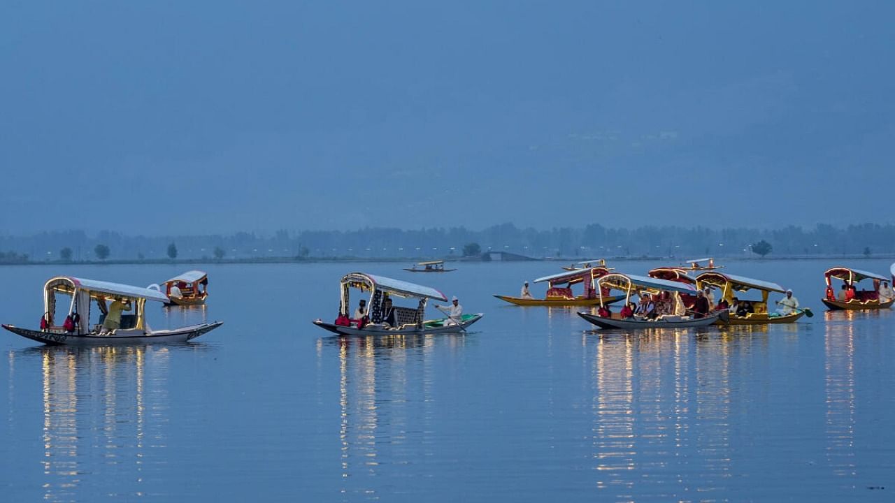 G20 delegates take a ride on shikaras, at Dal Lake in Srinagar, Monday, May 22, 2023. Credit: PTI Photo