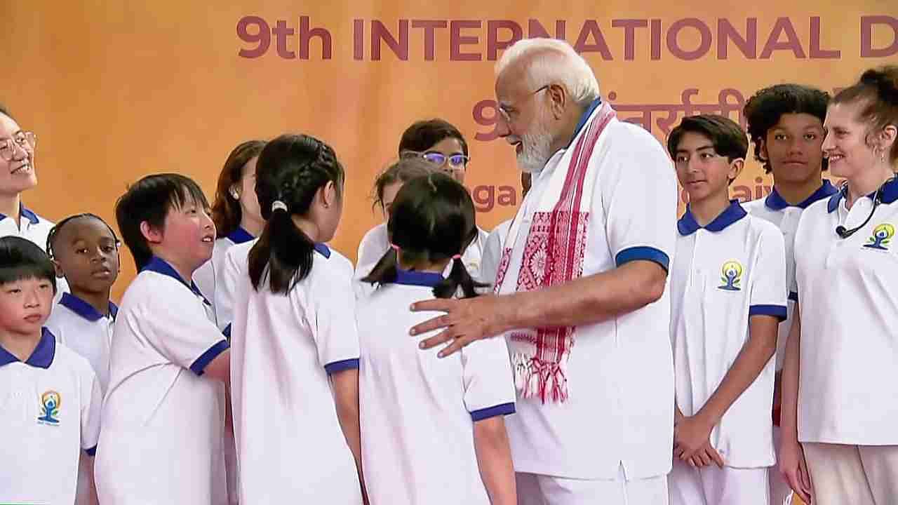 New York: Prime Minister Narendra Modi interacts with children at a photo session during the 9th International Day of Yoga celebrations at the UN headquarters, in New York, Wednesday, June 21, 2023.  Credit: PTI Photo