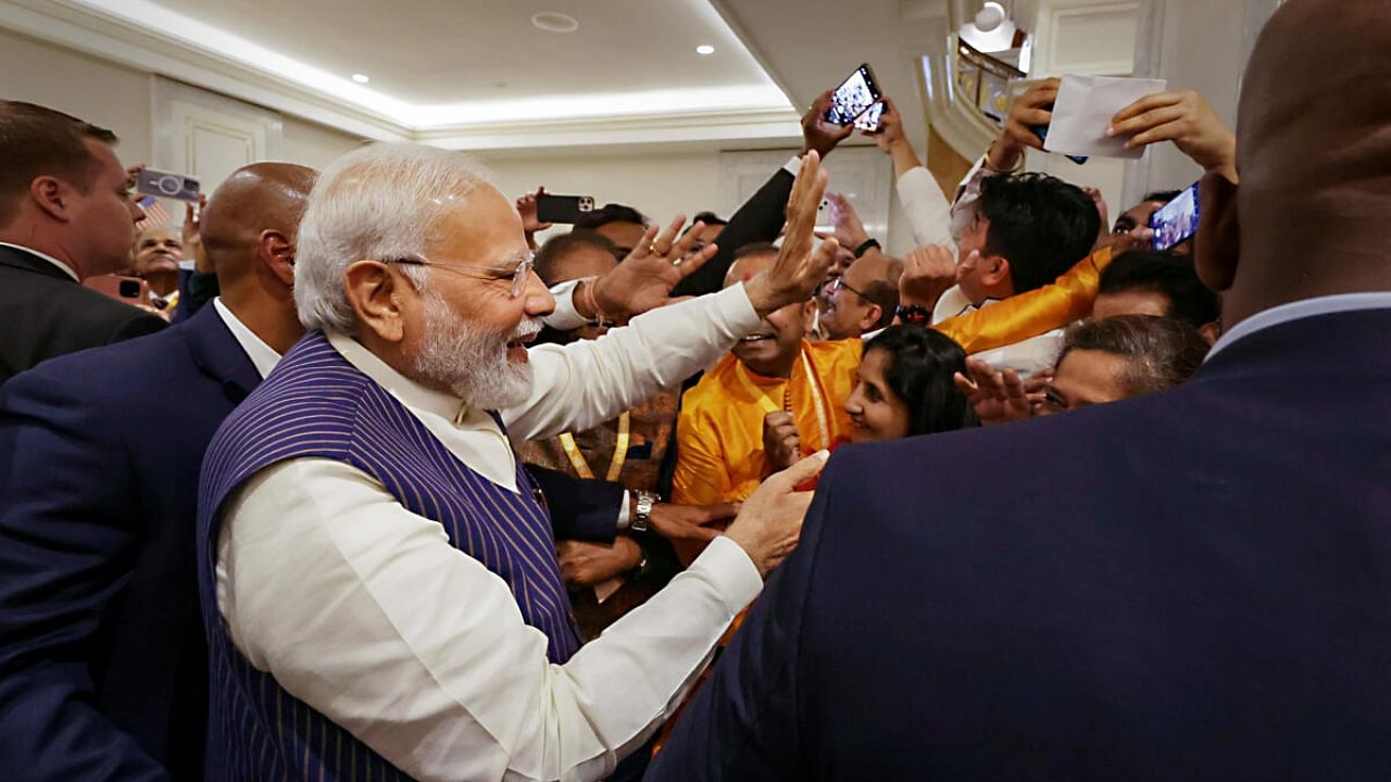Modi welcomed by Indian diaspora in USA. Credit: PTI Photo