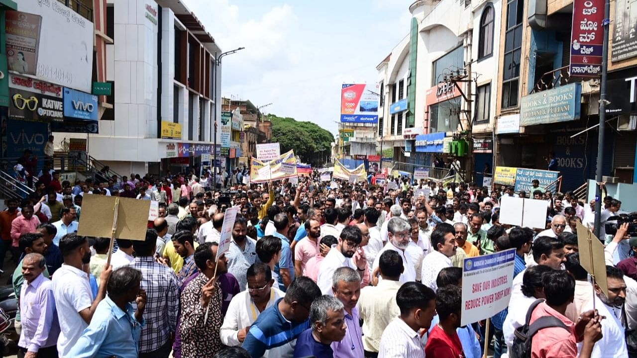 Businessmen take out a massive protest rally in Hubballi on Thursday. Credit: DH Photo