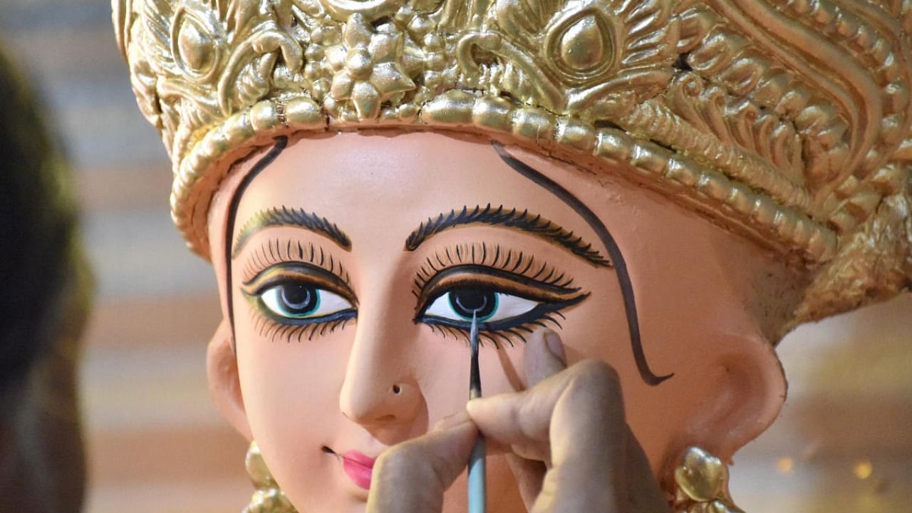 College Square Sarbojonin, one of the big-ticket Durga Pujas here, did the booking for its idol at Kumartuli and also made the initial payment to seal the contract with the decorator and electrician. Credit: DH File Photo