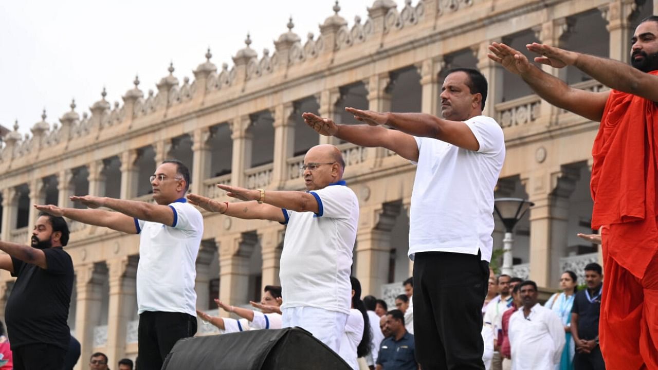 Governor of Karnataka Thawar Chand Gehlot with Speaker UT Khadar, Vachananda Guruji and MLA Rizwan Arshad performs yoga during 'International Day of Yoga' celebrations, at the Vidhana Soudha in Bengaluru on Wednesday. Credit:  DH Photo