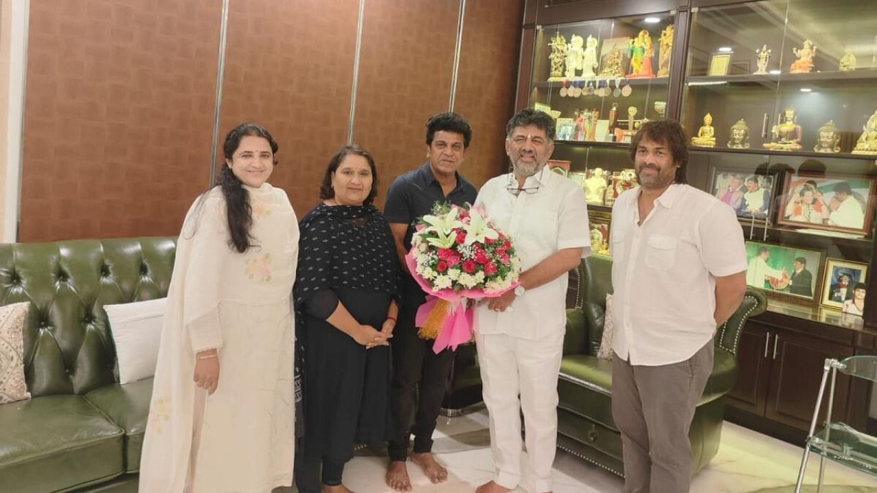 Actor Shivarajkumar, his wife Geetha and Geetha’s brother and Minister Madhu Bangarappa met Deputy Chief Minister D K Shivakumar in Bengaluru on Wednesday. Credit: DH Photo