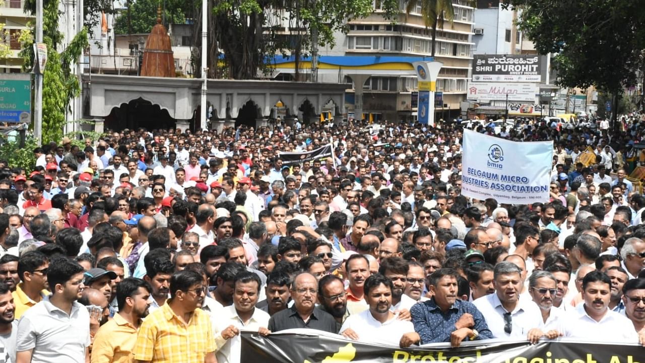 Industries and trade members participating in protest against hike in electricity tariff in Belagavi on Thursday. Credit: DH Photo