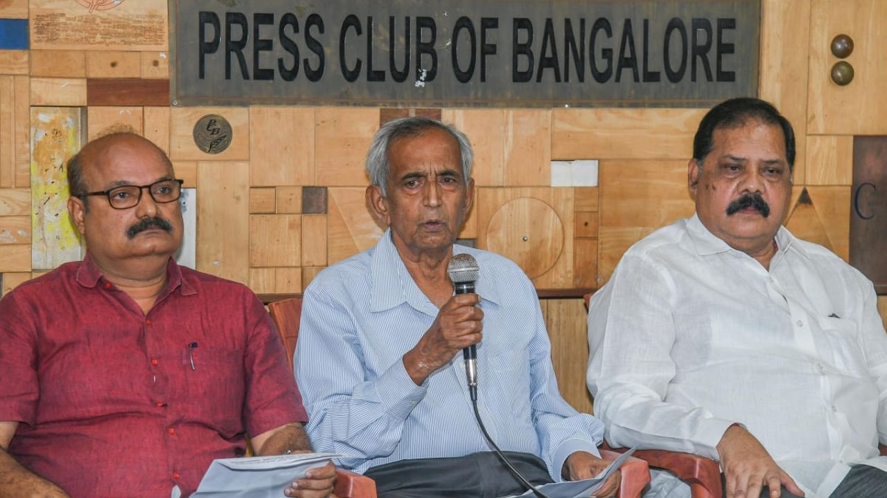 D Kempanna, President, Karnataka State Contractors Association addressing press conference at Press Club in Bengaluru. Credit: DH Photo/S K Dinesh