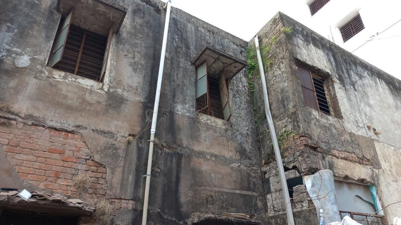 The government Kannada primary school at Mali Galli in Belagavi is in a poor shape. Credit: DH Photo