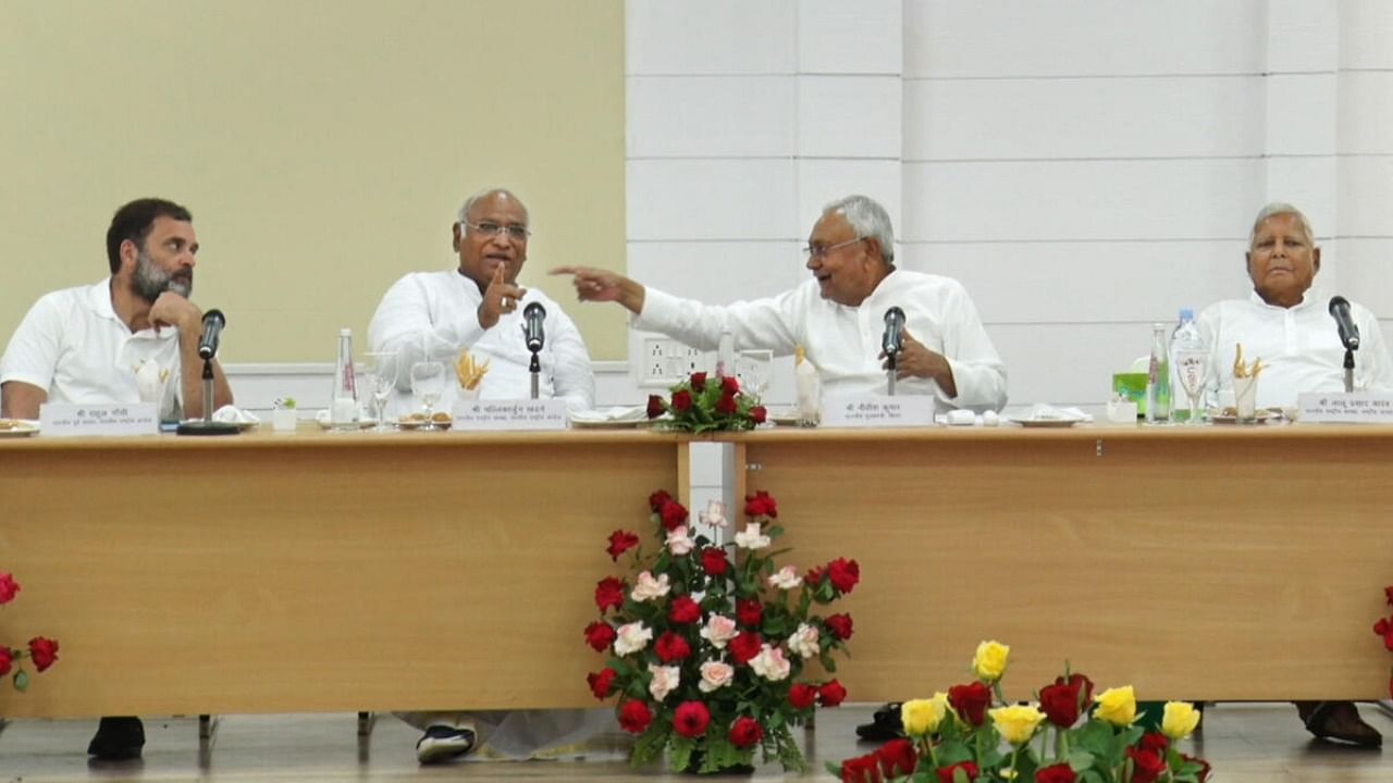 Bihar Chief Minister and Janata Dal (United) leader Nitish Kumar with RJD chief Lalu Prasad, Congress President Mallikarjun Kharge and Congress leader Rahul Gandhi during the Opposition parties' meeting, in Patna, Friday, June 23, 2023. Credit: PTI Photo