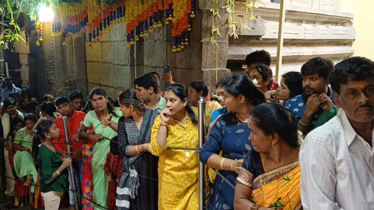 Long queues did not deter the spirit of devotees who waited for one to three hours to have darshan of the Goddess in 'Lakshmi Alankara'. Credit: DH Photo