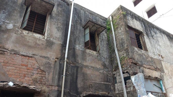 The government Kannada primary school at Mali Galli in Belagavi is in a poor shape. Credit: DH Photo 