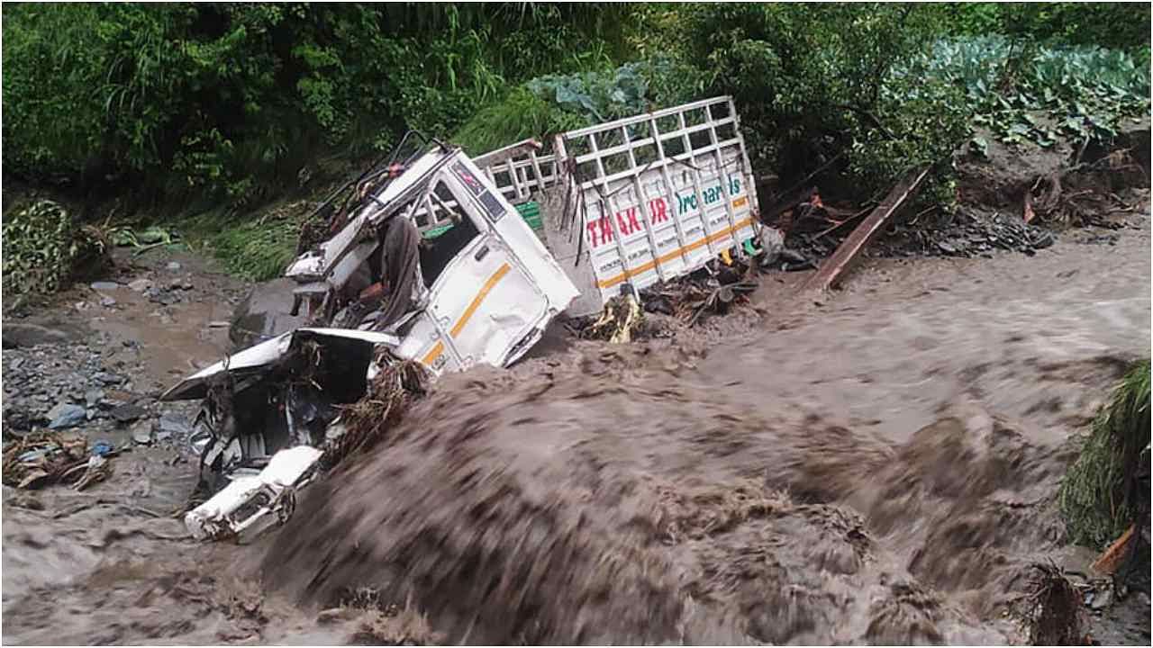 Mandi: A vehicle being swept away in floodwater following heavy rainfall, in Mandi district, Sunday, June 25, 2023. Credit: PTI Photo