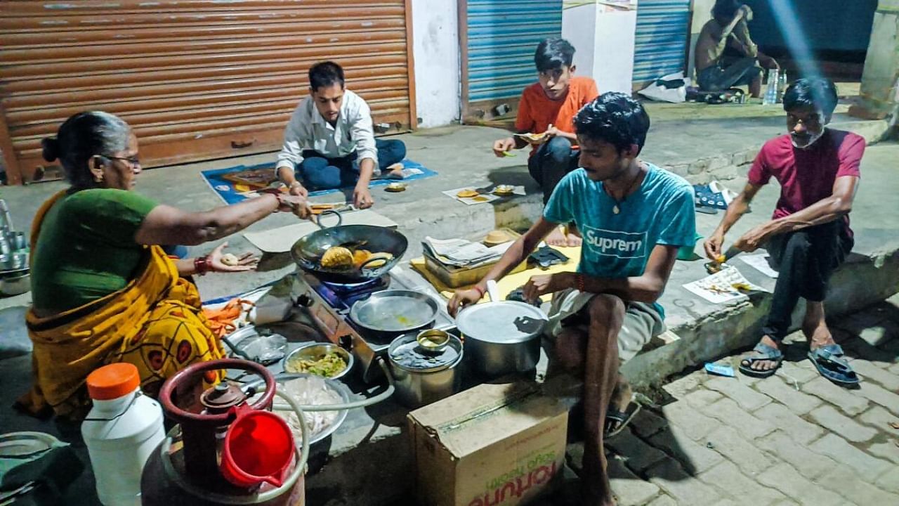 At 10 every night, she sets up her shop on the empty platforms in front of closed shops and serves hot 'kachoris' with potato stuffing, soyabean along with garlic sauce -- all for Rs 30 per plate. Credit: PTI Photo